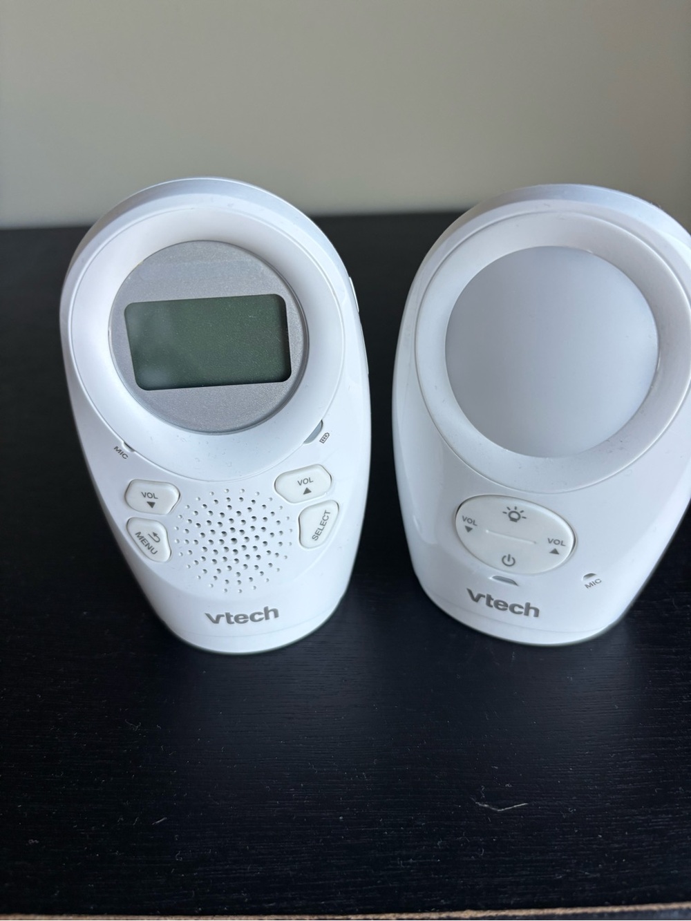 Baby monitor- VTech DM1111 - Enhanced Range Digital Audio Monitor